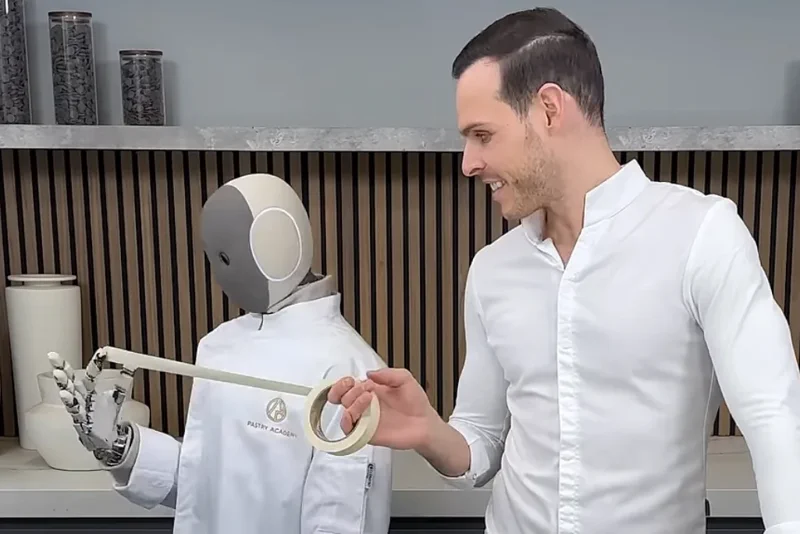 1X NEO Roboter backt Kuchen mit einem Starkoch