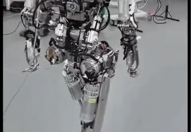 XPeng robotja acélos léptekkel hagyja el a bőrt