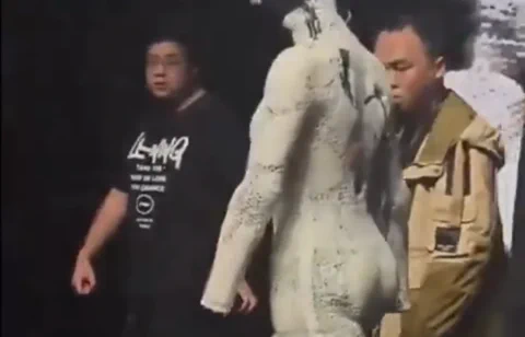 XPengs handloser Roboter auf surrealem Laufsteg