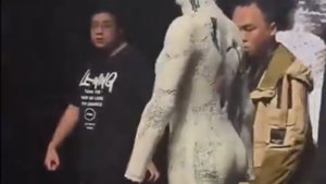 XPengs handloser Roboter auf surrealem Laufsteg