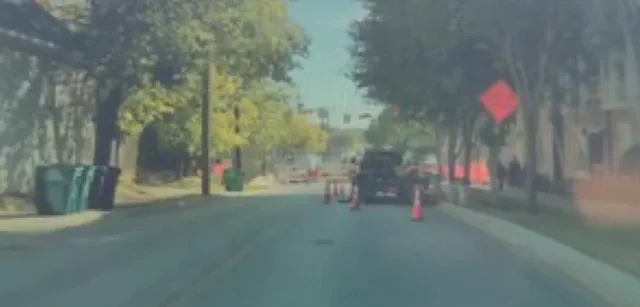 Tesla FSD 14 weicht einem Bus aus