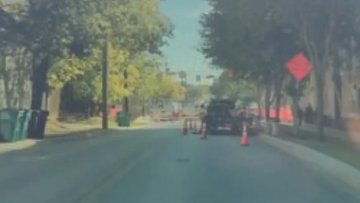 Tesla FSD 14 weicht einem Bus aus