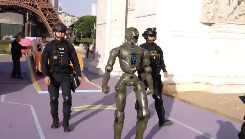 Shenzeni rendőrség bevetett egy T-800 humanoid robotpartnert