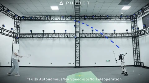 PHYBOT C1 Roboter tauscht Hausarbeit gegen Badminton