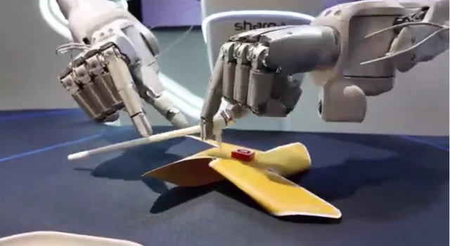 Sharpa robot épít szélkereket tapintással