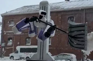 Winterdienst statt Lagerhalle: Reflex-Roboter schippt Schnee