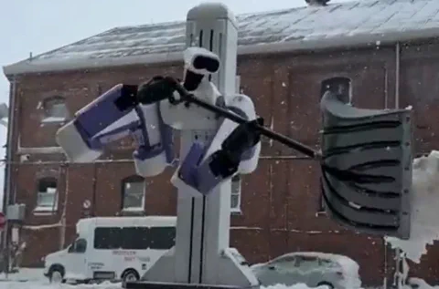 Winterdienst statt Lagerhalle: Reflex-Roboter schippt Schnee