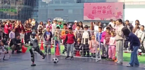 Shenzhen: Kinder kicken gegen humanoide Booster-Roboter