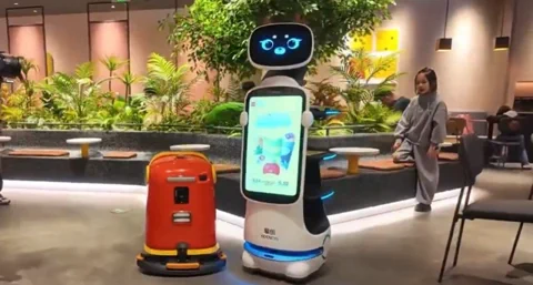 McDonald's in Shanghai: Humanoider Roboter serviert jetzt Pommes