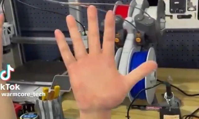 Warmcore Tech: Diese bionische Hand ist verblüffend lebensecht