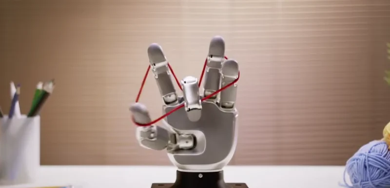 A BrainCo Revo 3 robotkeze nézés nélkül is használja az ollót