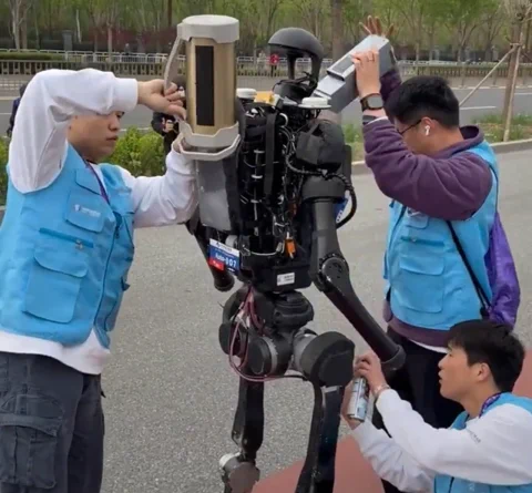 Boxenstopp für Humanoiden: Eis, Schmiere und Akkuwechsel