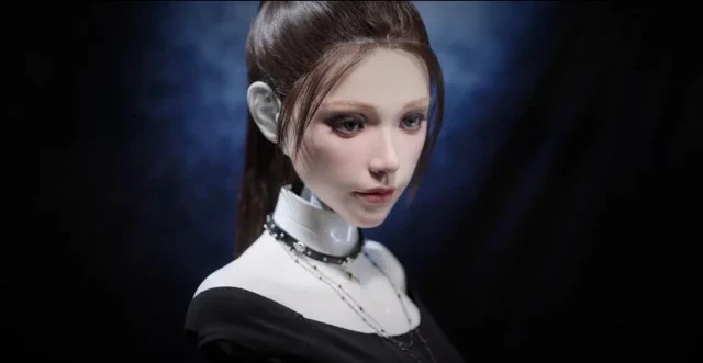 AheadForms Origin F1 Roboter blickt unheimlich menschlich