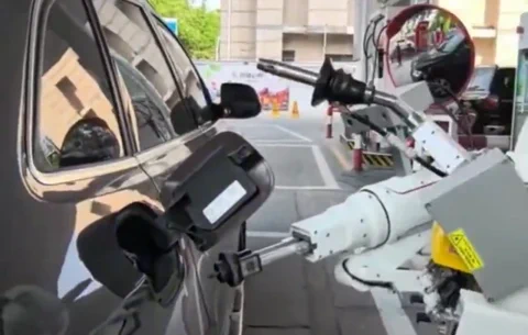 Sinopec-Roboter tankt Ihr Auto in nur zwei Minuten voll