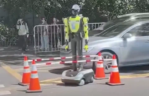 Hangzhou setzt Roboter-Polizisten ein, Pylonen zittern