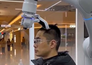 Das virale Video vom KI-Roboter-Friseur ist ein FAKE