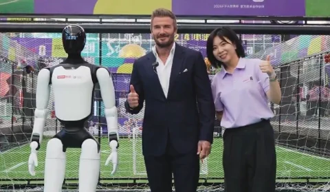 Agibot A3 Humanoid tritt gegen David Beckham beim Fußball an