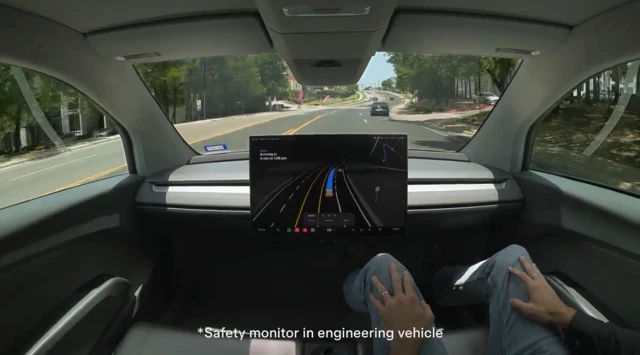 Teslas Cybercab auf Austins Straßen ohne Lenkrad