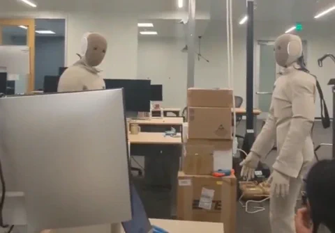 1X NEO Humanoiden beim Plaudern im Labor erwischt