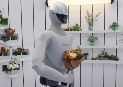 Xiaomis humanoider Roboter spielt Florist auf der WRC 2026