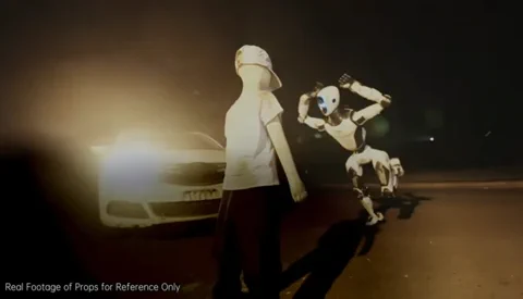 Unitree H2 Roboter wird als Stuntman von einem Auto angefahren