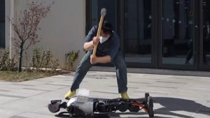 Booster T1: Der Roboter, der sich nicht unterkriegen lässt—Aufstehen in 1 Sekunde (oder weniger!)