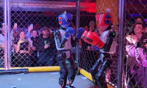 Humanoide Roboter liefern sich Cyberpunk-Käfigkampf