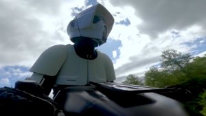 Imperialer Scout Trooper testet Volonaut Airbike in epischem Star Wars Mashup