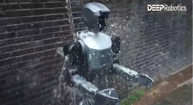A Deep Robotics bemutatta a DR02 időjárásálló humanoid robotot
