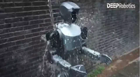 Deep Robotics stellt wetterfesten humanoiden Roboter DR02 vor