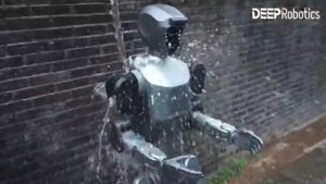 Deep Robotics stellt wetterfesten humanoiden Roboter DR02 vor
