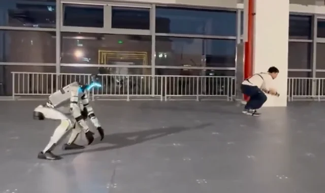 Robot árnyékként követ: AI valós időben utánozza a mozdulatokat