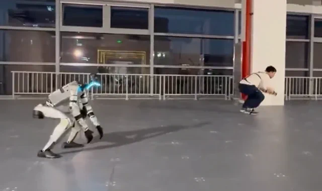 Roboter spiegelt Mensch: KI imitiert Bewegungen in Echtzeit