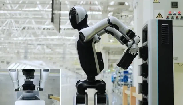 Der UBTECH Walker 2 Roboter tauscht seinen eigenen Akku aus