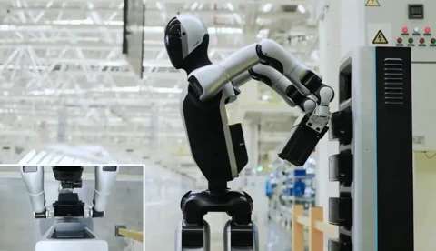 Der UBTECH Walker 2 Roboter tauscht seinen eigenen Akku aus