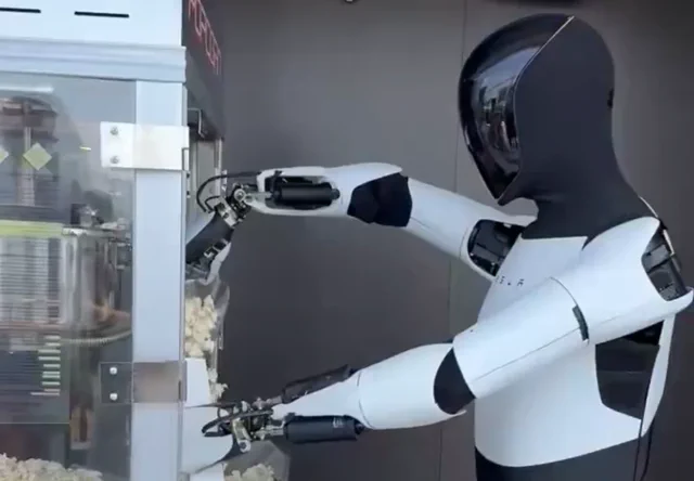 Teslas Optimus-Roboter serviert Diner-Köstlichkeiten