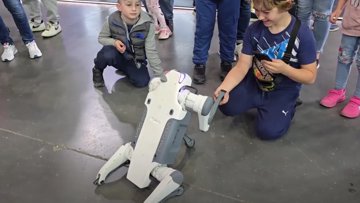 Roboterhund begeistert Kinder auf der Poznań Motor Show 2025