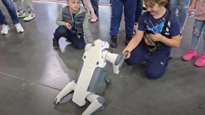 Roboterhund begeistert Kinder auf der Poznań Motor Show 2025
