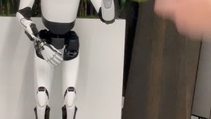 Tesla Optimus Roboter zeigt beeindruckende Fähigkeiten beim Ballfangen