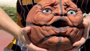 Lernen Sie OLD BALL kennen: Der sprechende Basketball mit Attitüde