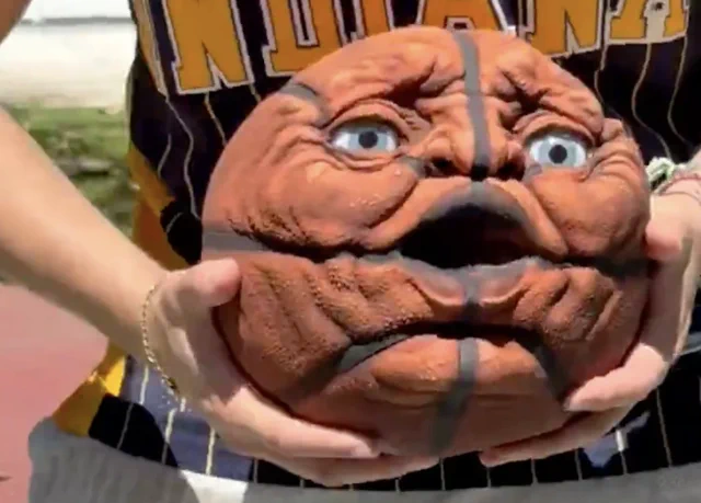 Lernen Sie OLD BALL kennen: Der sprechende Basketball mit Attitüde