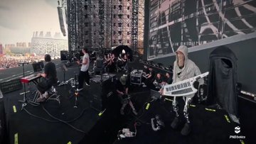 Roboter rockt VOYAGEX: Adams Keytar-Debüt