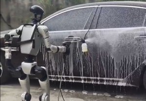 Humanoider Roboter als Autowäscher: Teure Spielerei oder künftige Notwendigkeit?