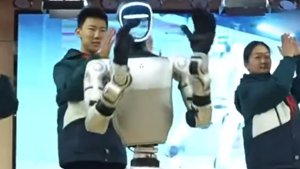 Unitree G1 Roboter zeigt Tanzbewegungen mit Schülern