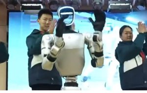 Unitree G1 Roboter zeigt Tanzbewegungen mit Schülern
